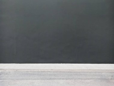 Koyu siyah duvar ve sokakta beton zemin