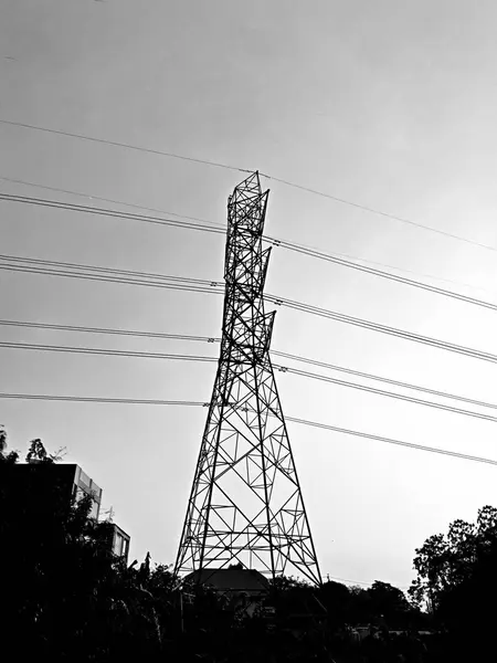 Vysílací věž jako pozadí silueta — Stock fotografie