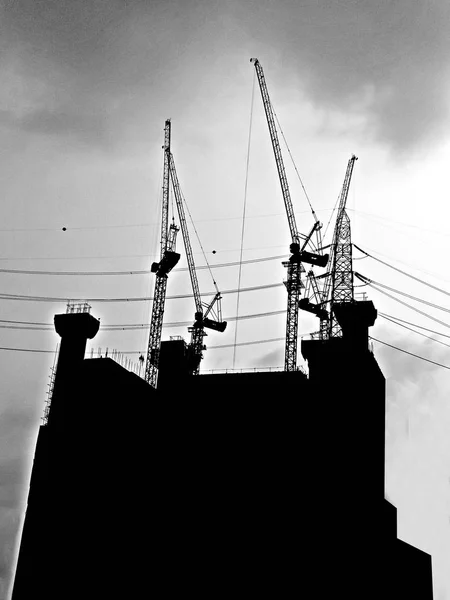 Siluet yapım aşamasında kule ile gök — Stok fotoğraf