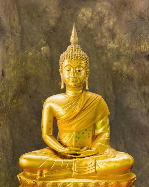 Złoty posąg Buddy w medytacji w jaskini — Zdjęcie stockowe