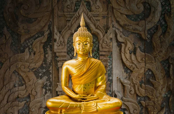 Złoty posąg Buddy z drewno rzeźba jako tło — Zdjęcie stockowe