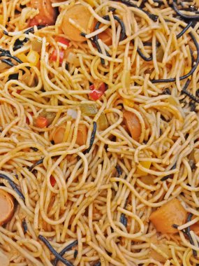 Tay tarzı soslu baharatlı spagetti