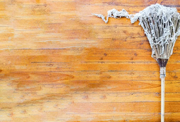 Latar Belakang Rumah Tangga Dengan Sapu Lantai Kayu Tua — Stok Foto