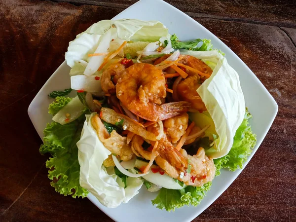 Closeup Thai Spicy Fried Shrimp Salad Wooden Table — Stock Photo, Image