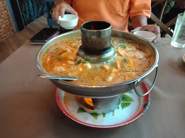 Pov Comer Sopa Camarones Picantes Tailandeses Hotpot Con Alguien — Foto de Stock