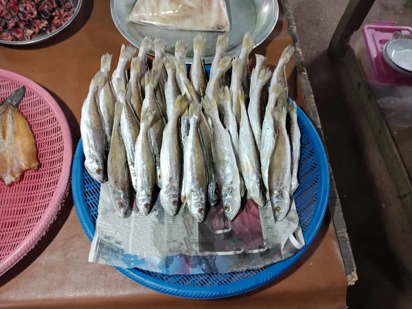 Thailändischer Frischer Fisch Auf Blauem Plastikteller Zum Verkauf — Stockfoto