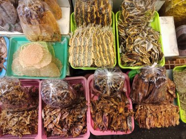 Bir grup kuru balık ve mürekkep balığı sepette, Üst Manzara