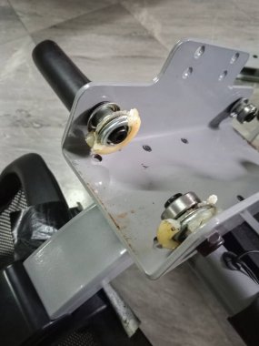 Hava bisikleti egzersiz makinesinin kırık tekerleği.