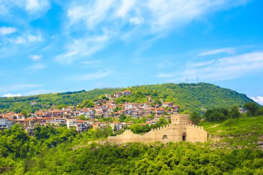 Veliko Tarnovo, Bulgaristan Kalesi'nin güzel bir manzara bir güneşli yaz gününde