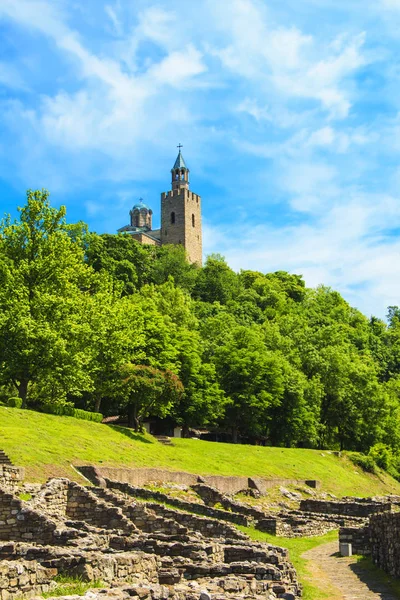 A beautiful view of the fortress of Veliko Tarnovo, Bulgaria on a sunny summer day — Stock Photo, Image