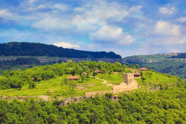 Veliko Tarnovo, Bulgaristan Kalesi'nin güzel bir manzara bir güneşli yaz gününde