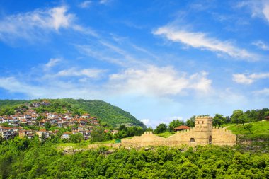 Veliko Tarnovo, Bulgaristan Kalesi'nin güzel bir manzara bir güneşli yaz gününde
