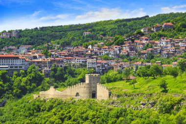 Veliko Tarnovo, Bulgaristan Kalesi'nin güzel bir manzara bir güneşli yaz gününde