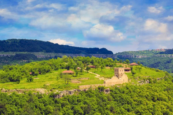 A beautiful view of the fortress of Veliko Tarnovo, Bulgaria on a sunny summer day — Stock Photo, Image
