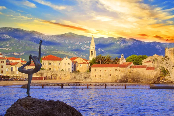 Bela vista da escultura Bailarina Dançarina de Budva ao pôr do sol, Budva, Montenegro — Fotografia de Stock