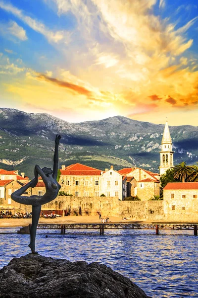 Bela vista da escultura Bailarina Dançarina de Budva ao pôr do sol, Budva, Montenegro — Fotografia de Stock