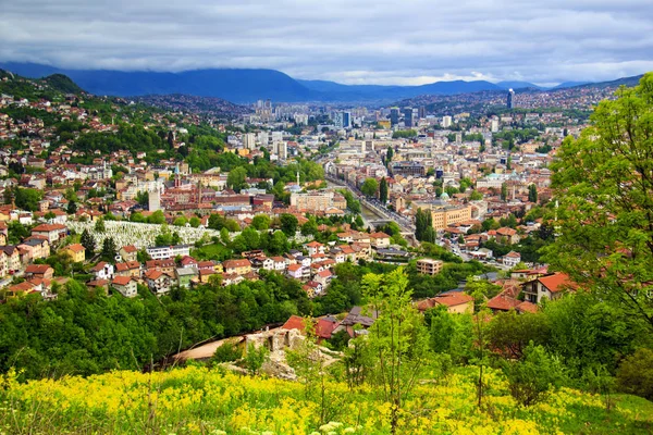 Piękny widok na miasto z Sarajevo, Bośnia i Hercegowina, w słoneczny dzień — Zdjęcie stockowe