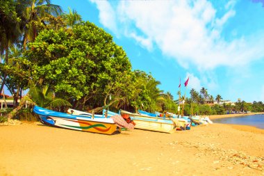 Parlak güneşli bir günde tropikal plaj Bentota, Sri Lanka, gemilerde