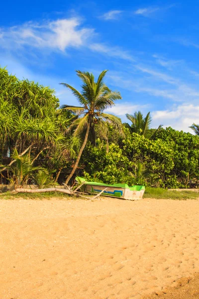Ljusa båtar på den tropiska stranden Bentota, Sri Lanka en solig dag — Stockfoto