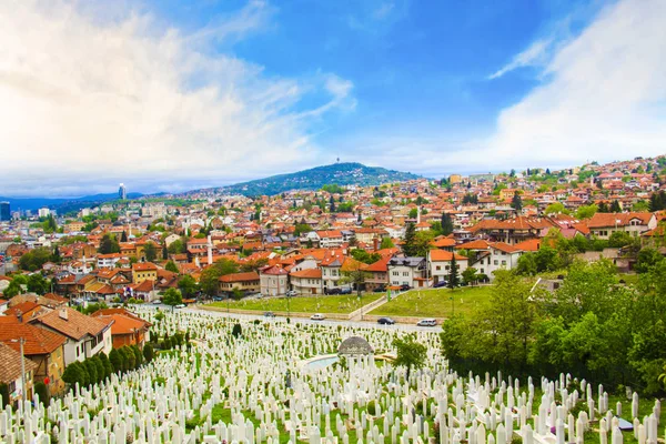 Hermosa vista de la ciudad de Sarajevo, Bosnia y Herzegovina, en un día soleado — Foto de Stock