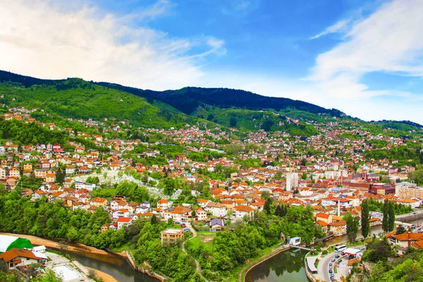 Hermosa vista de la ciudad de Sarajevo, Bosnia y Herzegovina, en un día soleado — Foto de Stock