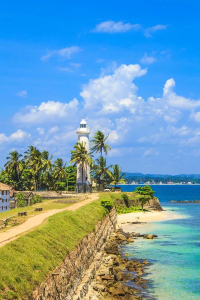 Piękny widok na słynną latarnię morską w Fort Galle, Sri Lanka, w słoneczny dzień — Zdjęcie stockowe