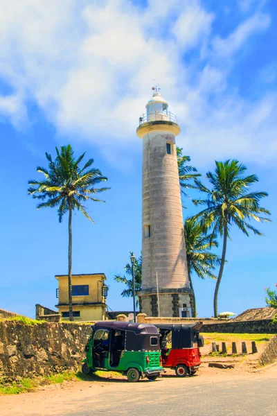 Piękne zdjęcie moto taxi w pobliżu słynnego fortu Galle, Sri Lanka, w słoneczny dzień — Zdjęcie stockowe