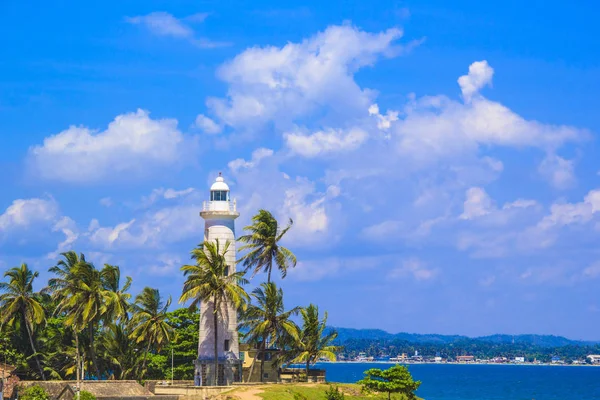 Piękny widok na słynną latarnię morską w Fort Galle, Sri Lanka, w słoneczny dzień — Zdjęcie stockowe