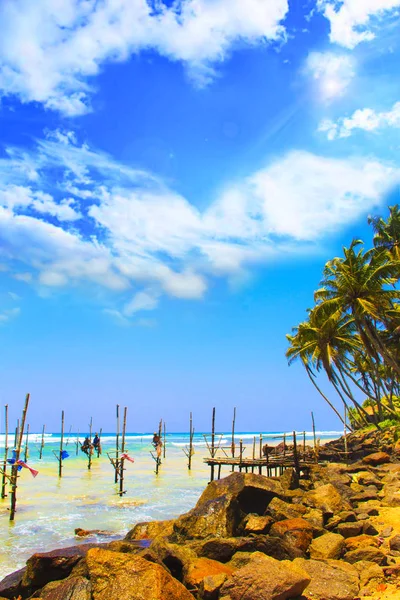 Einheimische fischen auf traditionelle Weise. traditionelle fischer bei galle in sri lanka. — Stockfoto