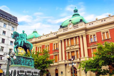 Belgrade, Sırbistan - 10 Mayıs: Prens Mihailo anıt 10 Mayıs 2016 Belgrad'da Ulusal Müze binada arka plan üzerinde. Belgrad, Sırbistan için ana Cumhuriyet Meydanı yer alır