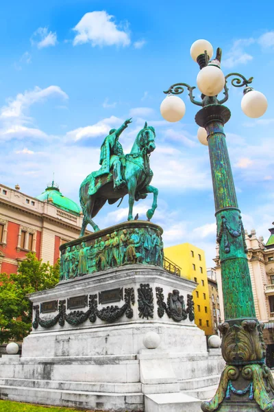 Bělehrad, Srbsko - 10. května: Kníže Mihailo památník na pozadí budovy Národního muzea na 10 května, 2016 v Bělehradě. Nachází se v hlavním náměstí republiky v Bělehradě, Srbsko — Stock fotografie