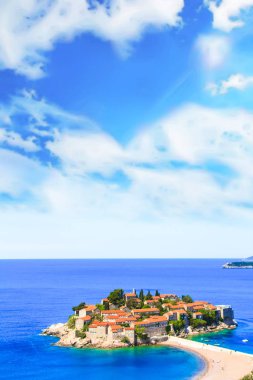 St. Stefan (Sveti Stefan) Island resort güzel manzarasına Budva Riviera, Budva, Karadağ güneşli bir günde