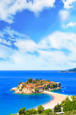 St. Stefan (Sveti Stefan) Island resort güzel manzarasına Budva Riviera, Budva, Karadağ güneşli bir günde