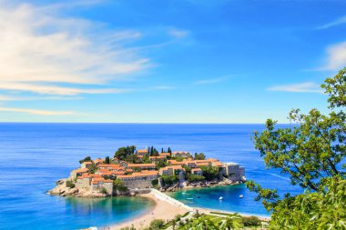 St. Stefan (Sveti Stefan) Island resort güzel manzarasına Budva Riviera, Budva, Karadağ güneşli bir günde