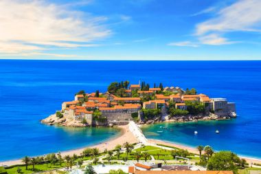 St. Stefan (Sveti Stefan) Island resort güzel manzarasına Budva Riviera, Budva, Karadağ güneşli bir günde