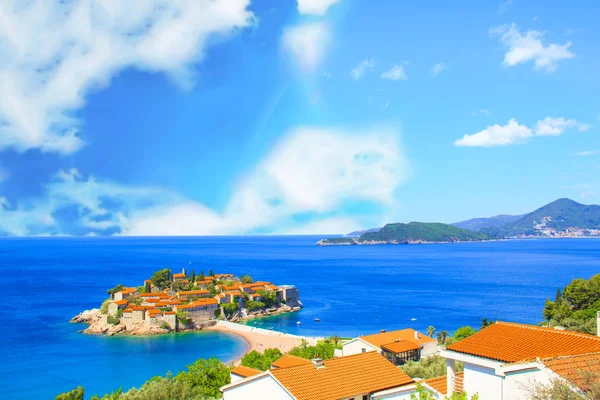 Bela vista da ilha-resort de St. Stefan (Sveti Stefan) no Budva Riviera, Budva, Montenegro em um dia ensolarado — Fotografia de Stock