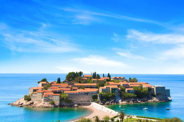 Gyönyörű kilátás nyílik a sziget-resort St. Stefan (Sveti Stefan), a Budva Riviérán, Budva, Montenegró-egy napsütéses napon — Stock Fotó