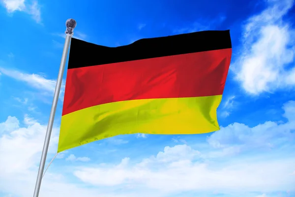 Bandera de Alemania se desarrolla contra un cielo azul claro — Foto de Stock