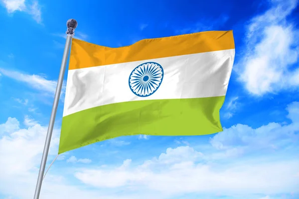 澄んだ青い空を背景に開発インドの旗 — ストック写真