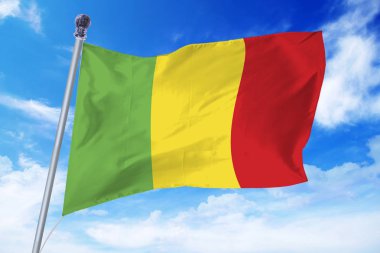 Masmavi bir gökyüzü karşı gelişen Mali bayrağı