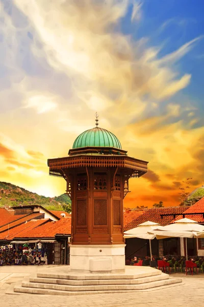 Sebili Bruner ahşap çeşme eski şehir Saraybosna, Bosna Hersek sermaye şehir Bascarsija'da kare