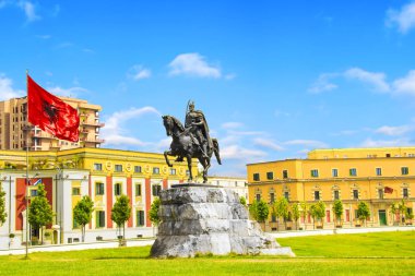 Tiran, Arnavutluk ortasına Scanderbeg meydanında İskender bey Anıtı