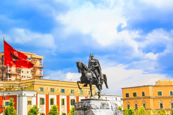 Tiran, Arnavutluk ortasına Scanderbeg meydanında İskender bey Anıtı