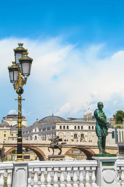 Skulpturenensemble in der Nähe des archäologischen Museums von Skopje mit Blick auf die Steinbrücke, Mazedonien — Stockfoto