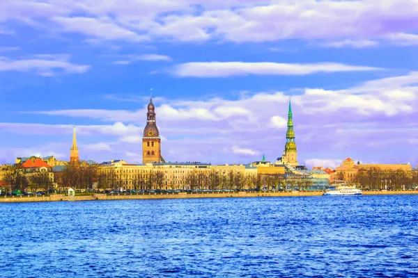 Schöne Aussicht auf die Peterskirche und den Turm der Domkathedrale am Ufer der Daugava in Riga, Lettland an einem sonnigen Tag — Stockfoto