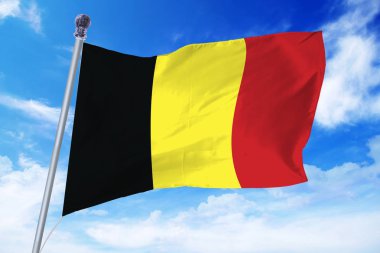 Masmavi bir gökyüzü karşı gelişen Belçika bayrağı