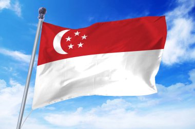 Masmavi bir gökyüzü karşı gelişen Singapur bayrağı