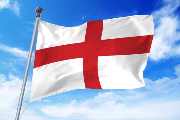 Bandera de Inglaterra se desarrolla contra un cielo azul claro — Foto de Stock
