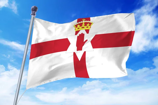 Bandera de Irlanda del Norte se desarrolla contra un cielo azul claro — Foto de Stock