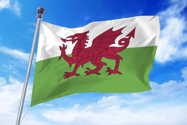 Bandera de Gales se desarrolla contra un cielo azul claro — Foto de Stock